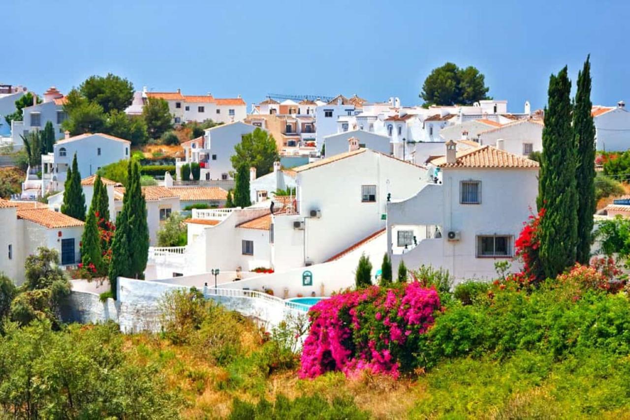فيلا نيرخافي Casa Kaluel Adosado Blanco المظهر الخارجي الصورة