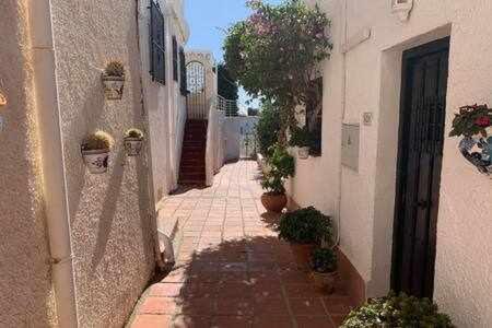 فيلا نيرخافي Casa Kaluel Adosado Blanco المظهر الخارجي الصورة